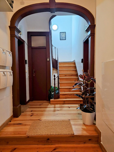 Others 5, Vila Queiros, 6, Lisbon