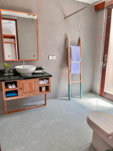 Bathroom 16
