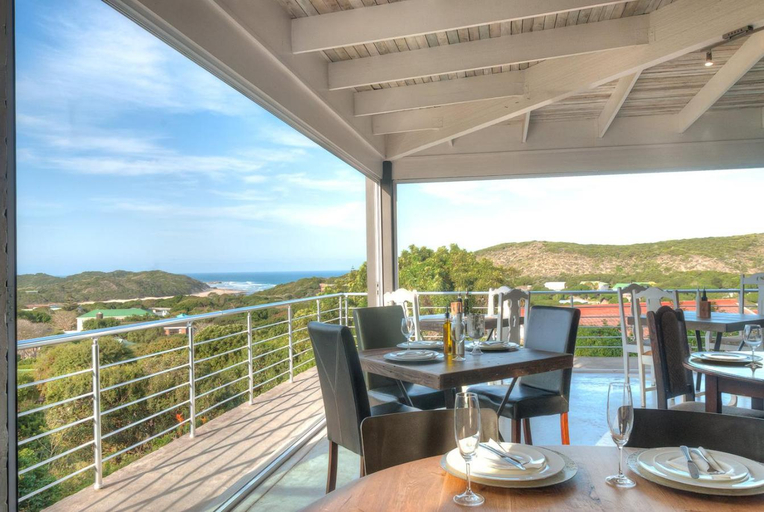 Food & Drinks, The Quarter Deck, Cacadu