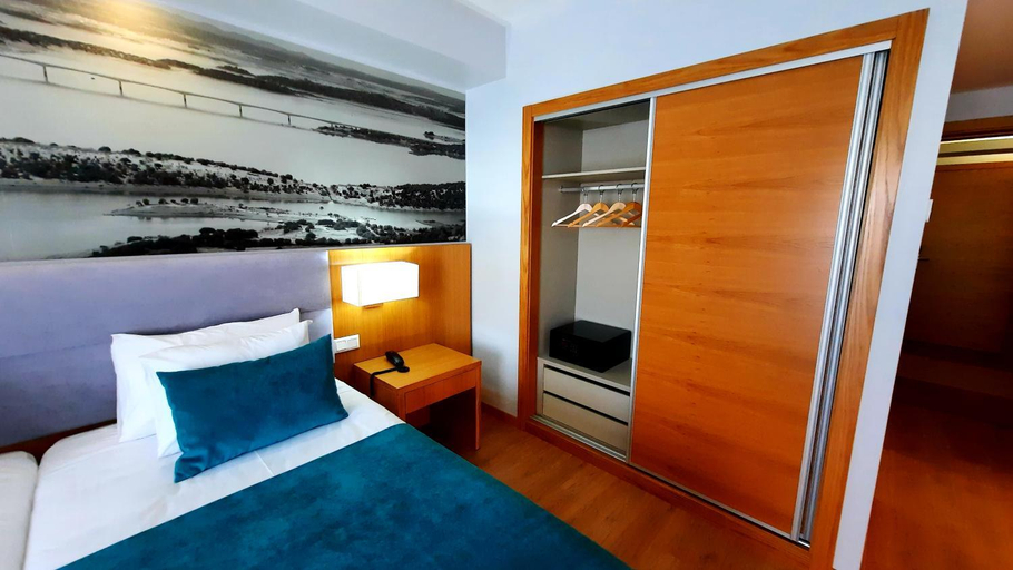 Bedroom 3, BejaParque Hotel, Beja