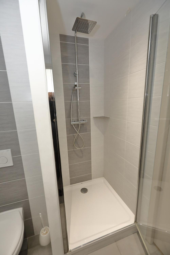 Bathroom 4, Hotel Newport, Rhône