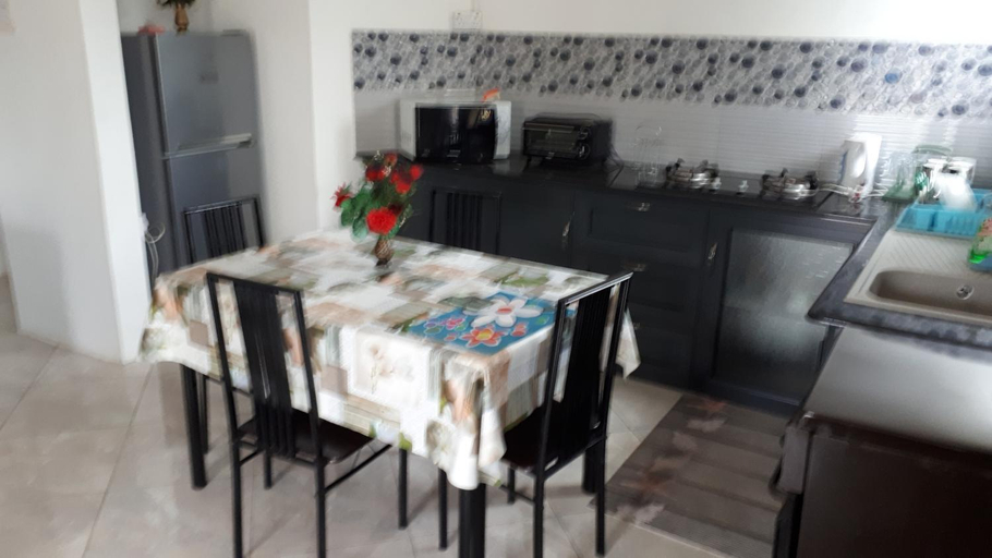 4, TOOFANVILLA, Black River