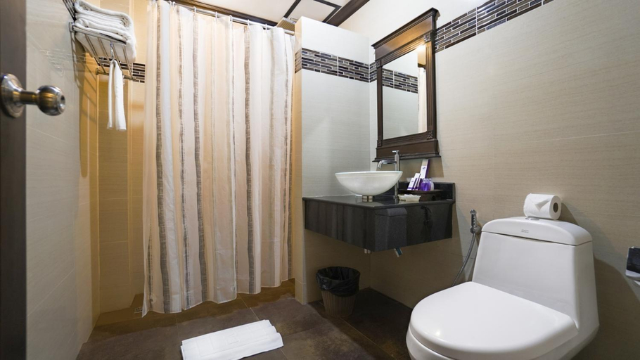 Bathroom 18