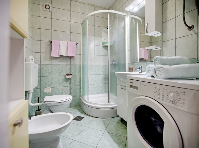 Bathroom 4, Brigth and Breezy Rovinj Apartments, Rovinj