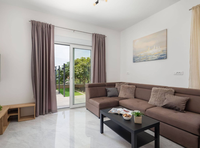 Others 4, Contemporary Apartment With Terrace and Spacious Garden, Kaštela