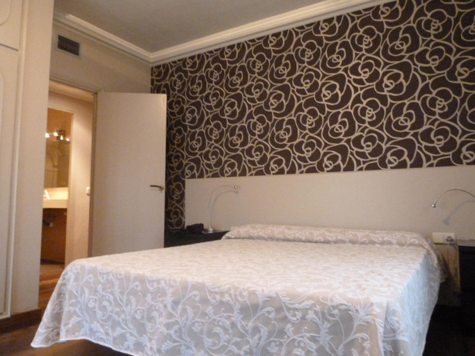 Bedroom, Hotel Esteba, Girona