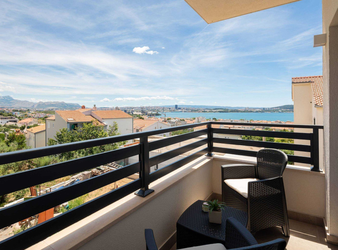 Others 5, Shimmering Sea Apartment With Terrace, Kaštela