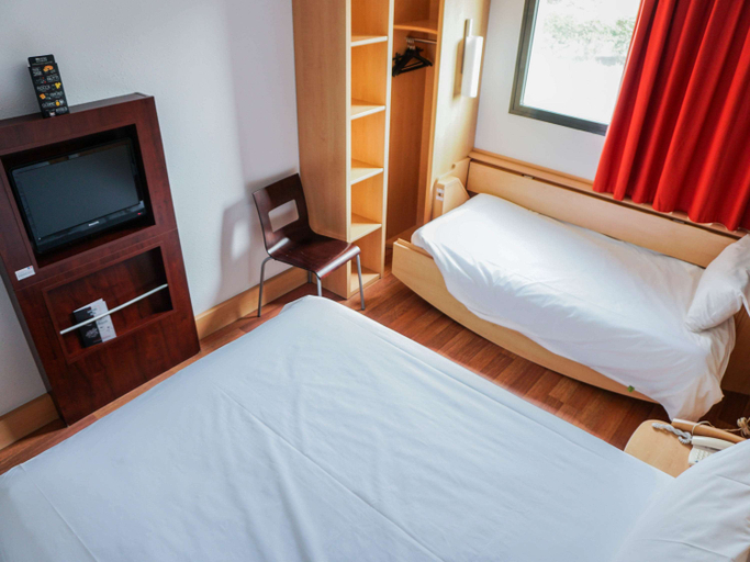 Bedroom 4, ibis Girona Costa Brava, Girona