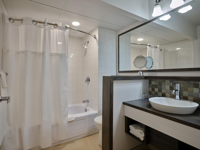 Bathroom 5, Hotel Universel, Centre de congres Riviere-Du-Loup, Rivière-du-Loup