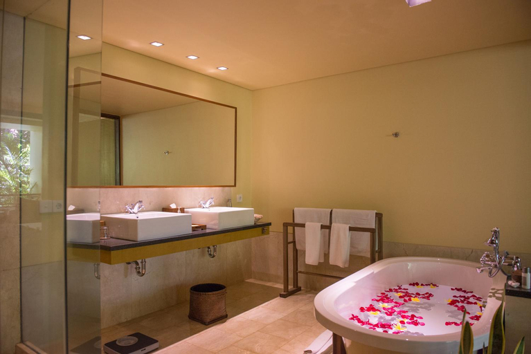 Bathroom 18