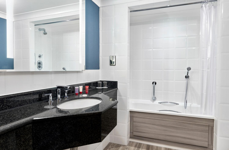 Bathroom 4, Leonardo Hotel Southampton Grand Harbour, Southampton