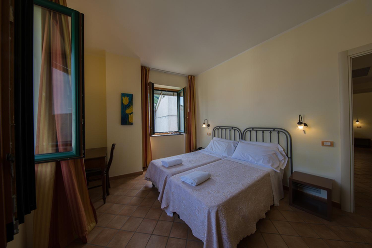 Bedroom 3, Hotel Scapolatiello, Salerno