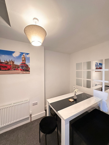 Others 4, Saunton 3 Bedroom and 1 Bathroom House, London