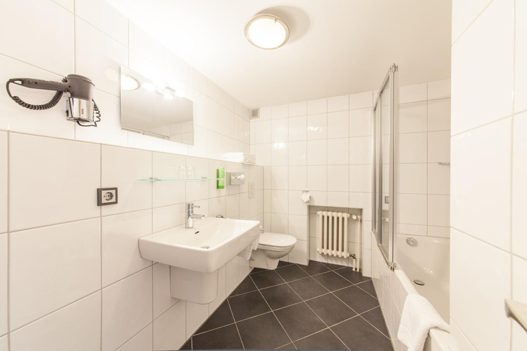 Bathroom 2, Hotel Drei Kronen Elmshorn, Pinneberg