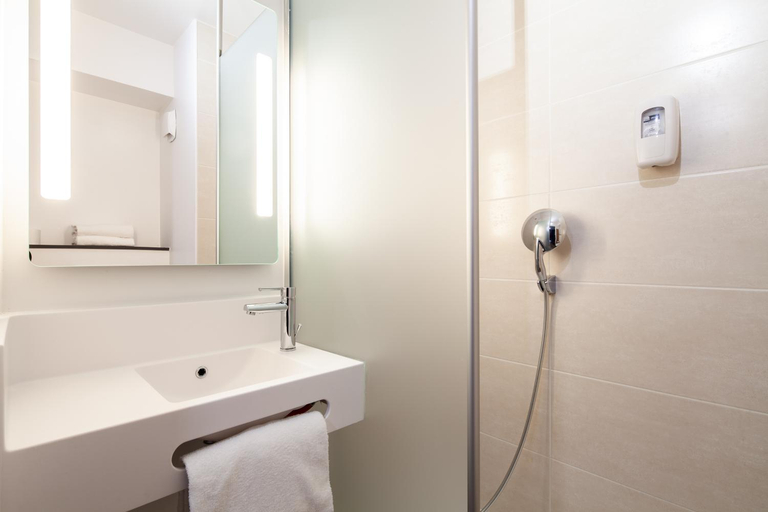 Bathroom 5, B&B HOTEL Compiègne, Oise