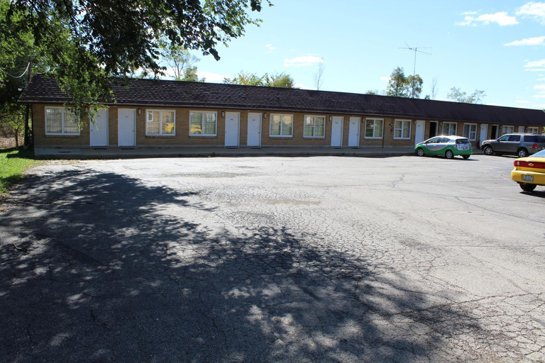 Others 3, Crest Motel, Cook