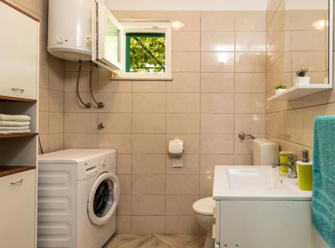 Bathroom, Tranquil Oasis Holiday Home Primorski Dolac With Pool, Primorski Dolac