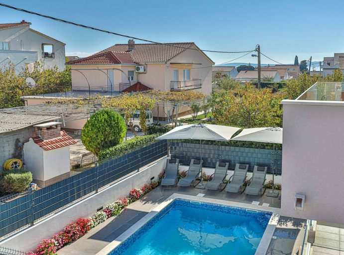 Sport & Beauty 4, Expansive Retreat With Private Pool & Bbq, Near the Beach, Kaštela