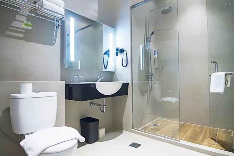 Bathroom 28