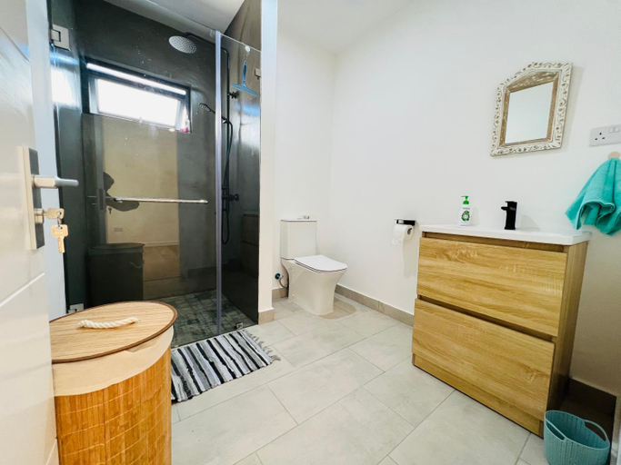 Bathroom 2, Into the Sea - Modern Home Close to the Beach, Black River