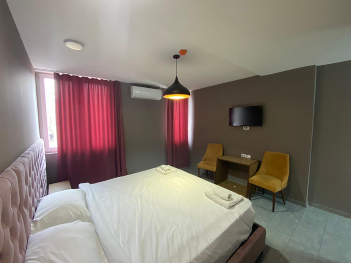 Others 2, Hotel Fama