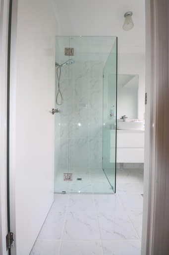Bathroom 2, BLK Stays Guest House Deluxe Units Caboolture South, Morayfield