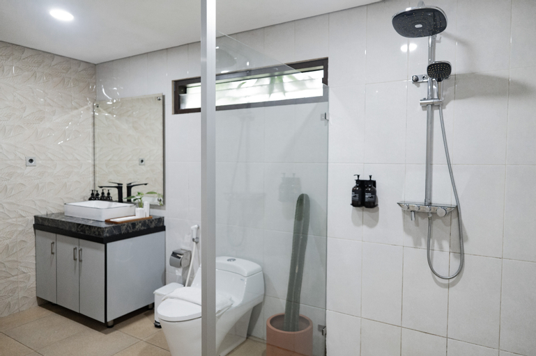 Bathroom 10