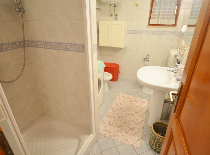 Bathroom 2, Spacious Rovinj Apartment With Balcony and Sea View, Rovinj