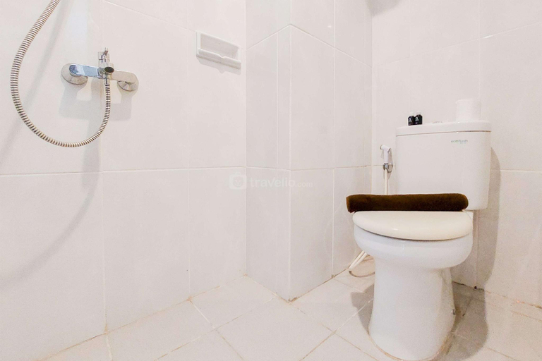 Bathroom 3, Good Deal Cozy Studio Serpong Garden By Travelio, Tangerang