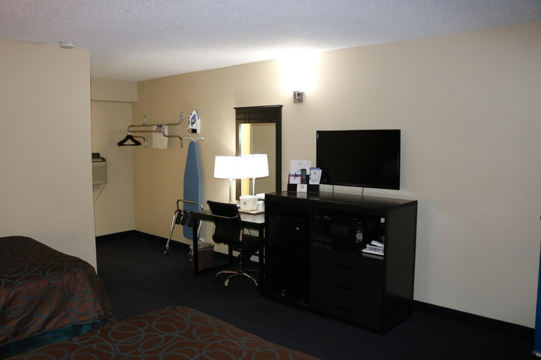 Bedroom 2, Americas Best Value Inn Giddings, Lee