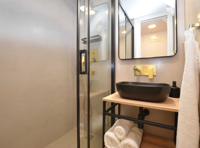 Bathroom 2, Chic and Stylish Old Town Rovinj Apartment, Rovinj
