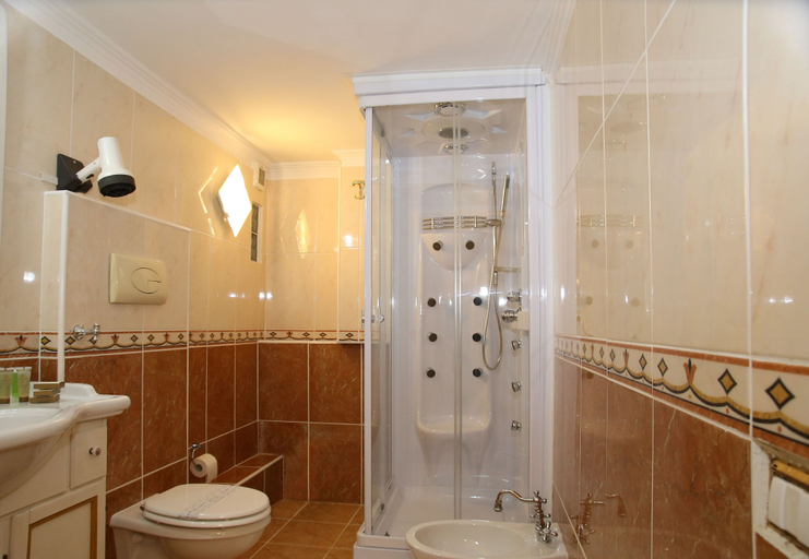 Bathroom 5, Grand Hotel Osman, Salerno