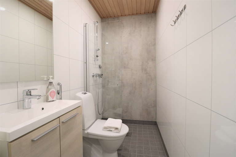 Bathroom 3, Forenom Serviced Apartments Kirkkonummi, Uusimaa