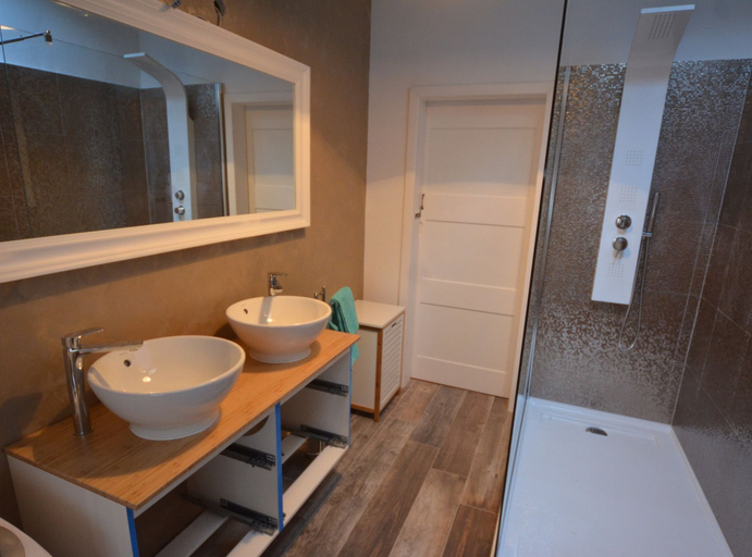Bathroom 2, Elegant Rovinj Old Town Apartment, Rovinj