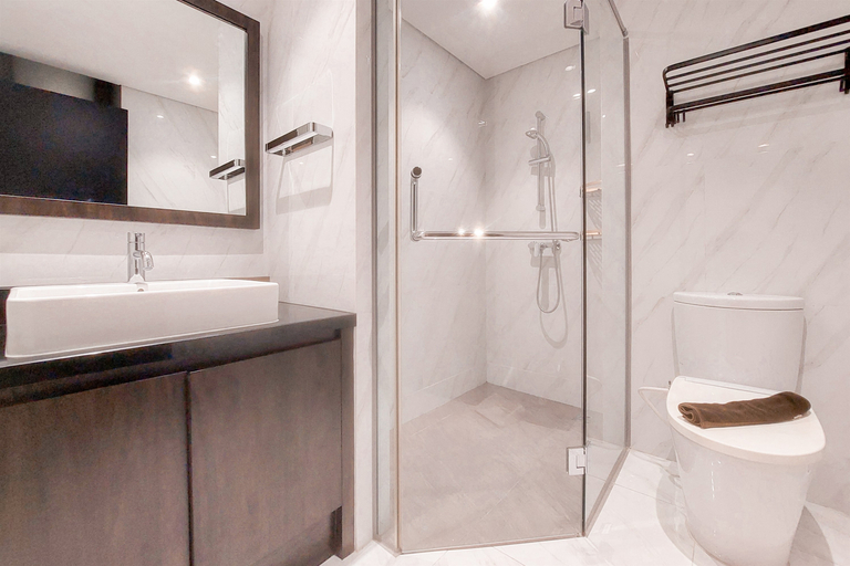 Bathroom 5, Modern Look and Comfy 1BR Apartment Branz BSD City By Travelio, Tangerang Selatan