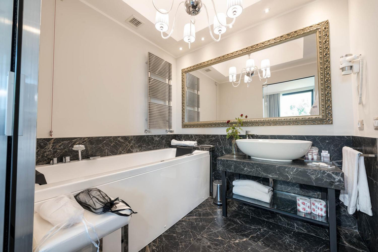 Bathroom 5, DB Hotel Verona, Verona
