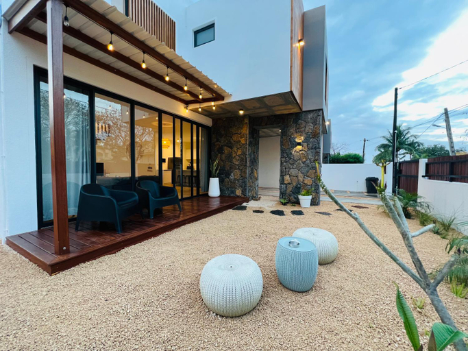 Others 4, Into the Sea - Modern Home Close to the Beach, Black River