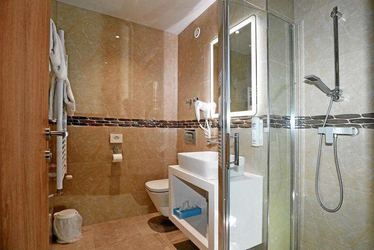 Bathroom 9