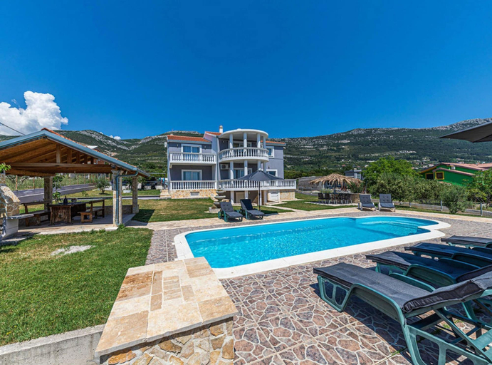 Sport & Beauty 4, Exquisite Spacious Villa Bufaline With Pool and Gym, Kaštela