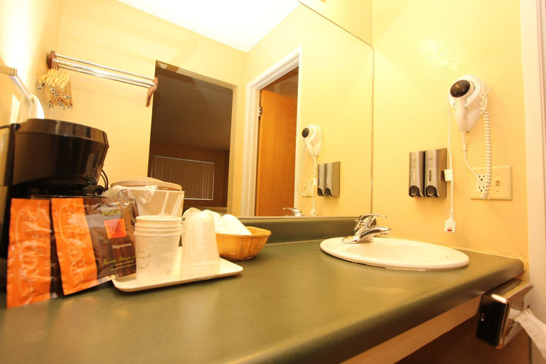 Bathroom 3, Oakhurst Lodge, Madera