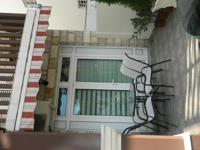 Facilities 3, Mena apartmani