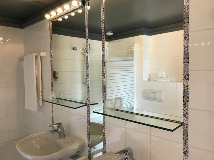 Bathroom 7