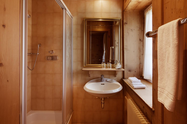 Bathroom 3, Berghotel Ladinia, Bolzano