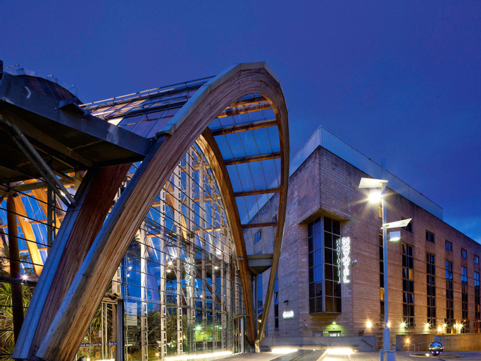 Exterior & Views