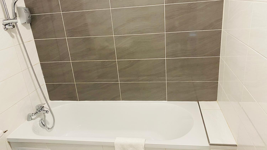 Bathroom 10