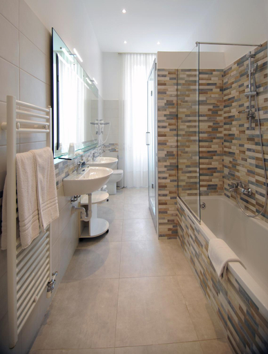 Bathroom 5, Hotel Alexander & Spa, Imperia