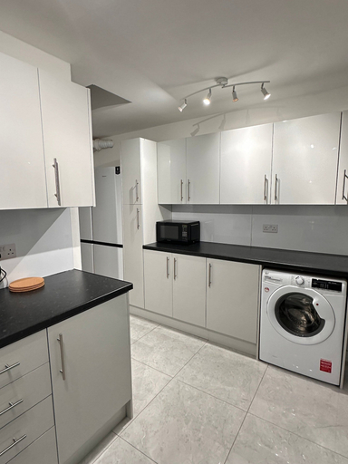 Others 5, Saunton 3 Bedroom and 1 Bathroom House, London