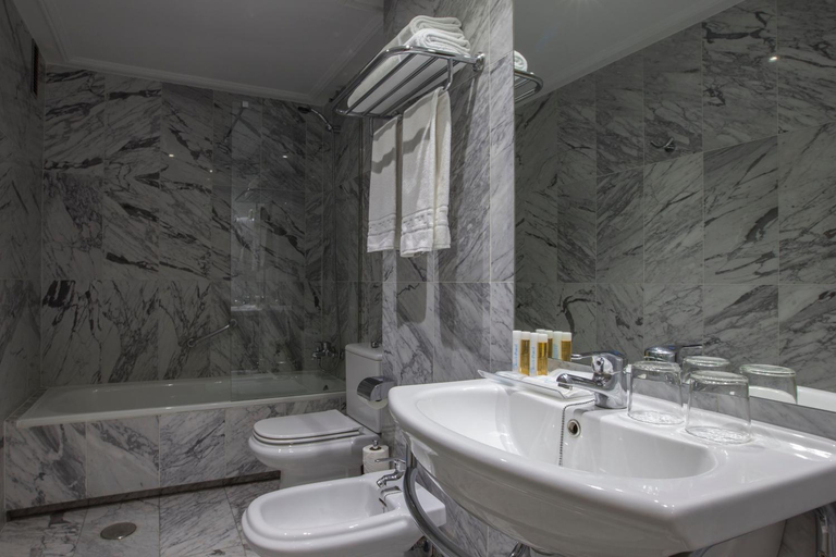 Bathroom 5, Hotel Porcel Torre Garden, Madrid