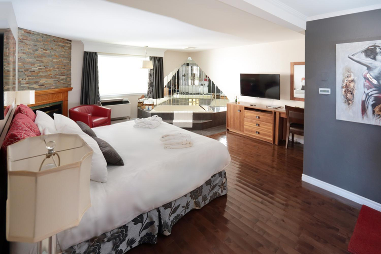 Bedroom 2, Le Deauville Motel, Francheville