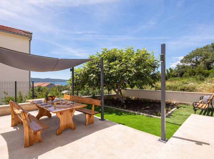 Others 3, Contemporary Apartment With Terrace and Spacious Garden, Kaštela